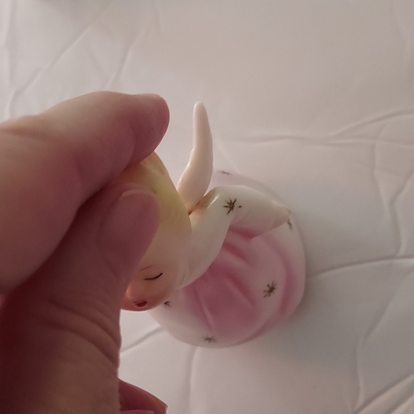 Porcelain Kissing Angels by SB made in Japan,over 3 inches H x 2 1/2 inches W - Picture 4 of 15